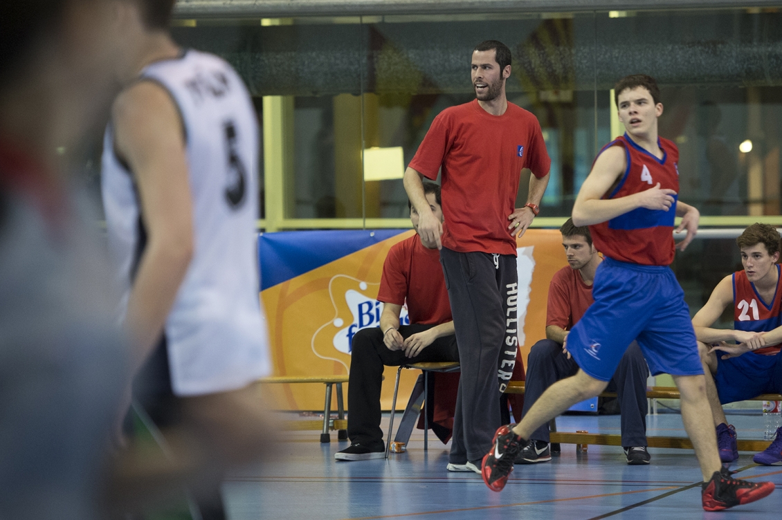 Eric Forné motivando a los suyos.