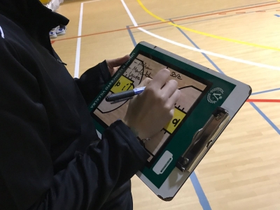 Todo estuvo preparado en la pizarra de los  coachs