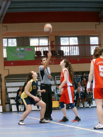 El salto inicial del partido