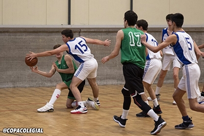 Santa María cortando un pase de Santo Domingo