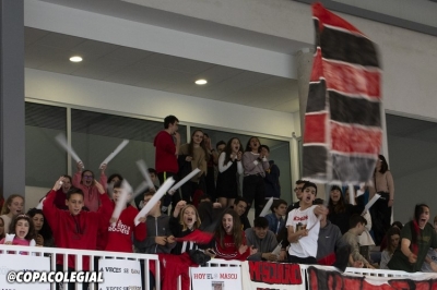 Bulliciosa afición de Salvador