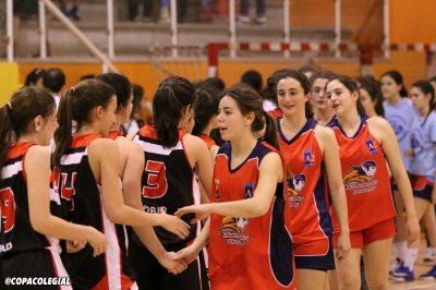 Jugadoras saludándose