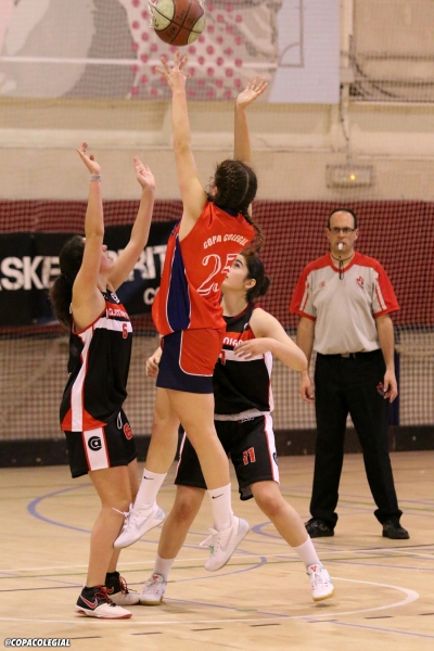 María Muñoz lanzando a canasta