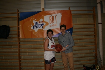 Vecino recibe su balón Spalding de regalo