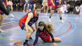 Arcángel logra defender su tierra frente a las incansables chicas del Ágora