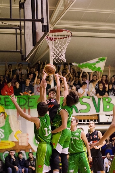 Ambos equipos entraron muy fuerte al aro