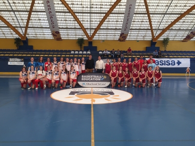 Los dos equipos posan juntos