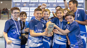 Auuuuu, auuuu, auuuu: ¡Los lobitos de Claret revalidan el mini-estandarte de la Pequecopa!