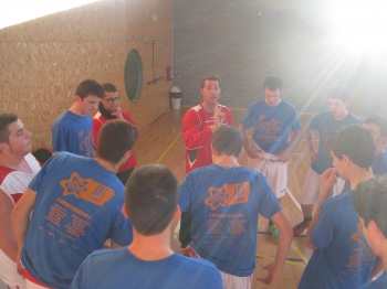 Marc Forné, dirigiendo.