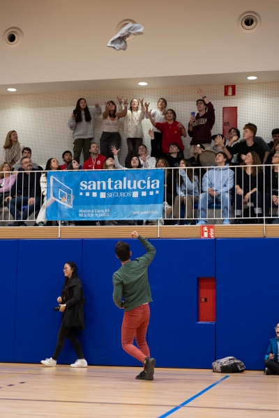Locura colegial con las camisetas de la Copa