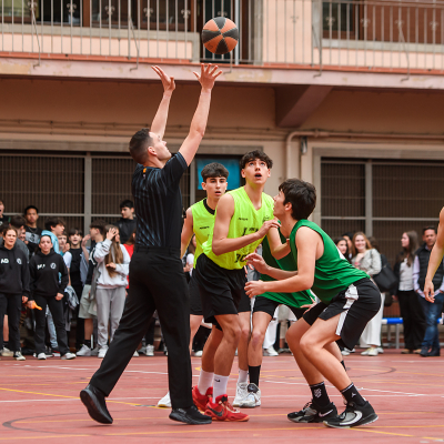 Salto inicial: Domingo lanza el balón al aire