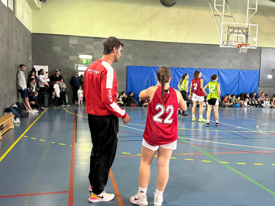 Milo dando instruções