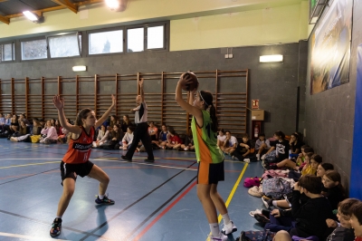 El público apelotonado, un clásico en Escolapis