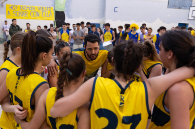 Christian Sainz animando a sus jugadoras