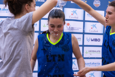 Africa Vilà acabó empapada en la zona mixta