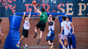 Mary Poppins hace magia en el Caterina Albert y provoca el colapso en la calle Rogent