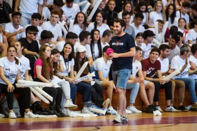Pol Alonso agitando las masas