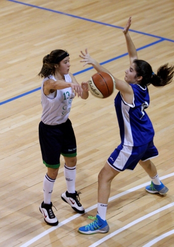 Paula Esteban doblando el balón