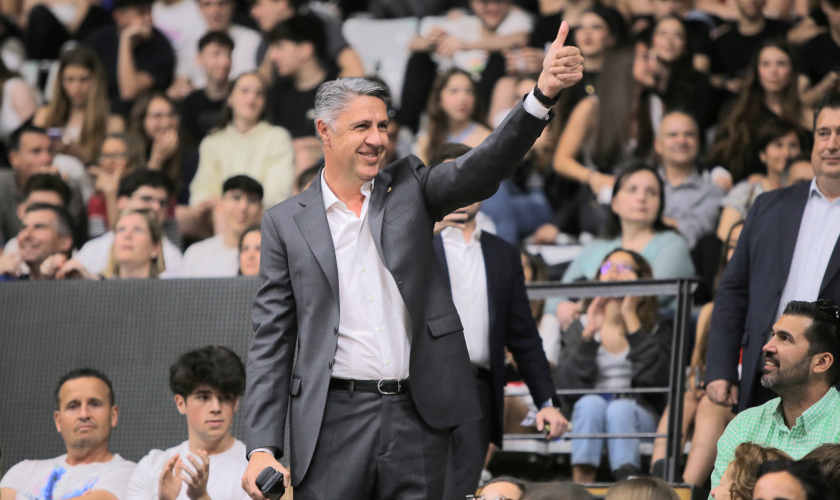 Brutal Albiol: el alcalde de Badalona, uno más en la fiesta colegial