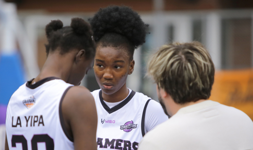 BRUTAL: Sant Adrià amanece empapelado con motivo de la final de las Dreamers en el Olímpic