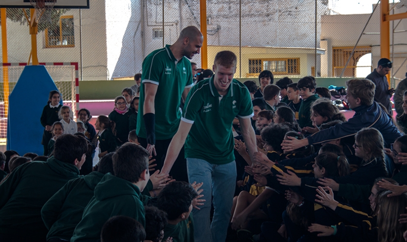 ¿Cómo es eso de entrenar con las estrellas de la Euroliga en los patios de tu colegio? ¿Cómo es eso de entrenar con las estrellas de la Euroliga en los patios de tu colegio?
