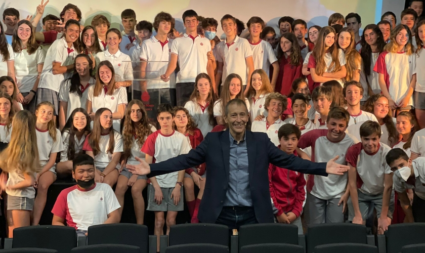 Entregados: así fue la charla de José Luis Llorente sobre valores en Santa María la Blanca