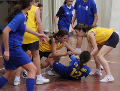 Pugna por balón entre jugadoras de ambos equipos