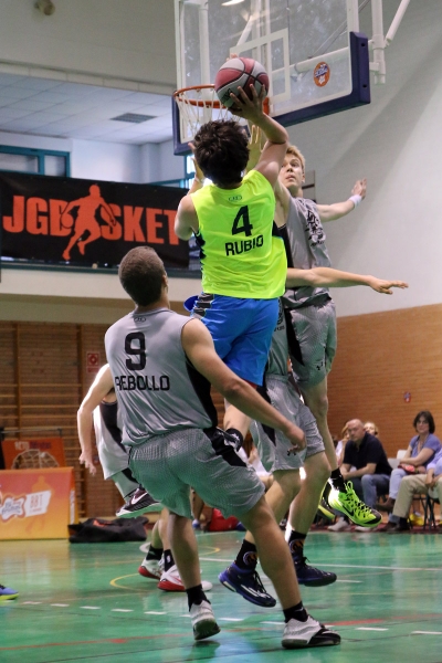 Edu Rubio ante una gran defensa