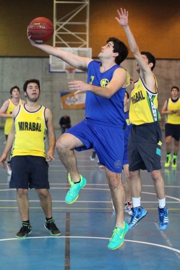 Galindo atacando el aro