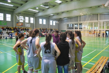 Raptors reciben instrucciones durante el partido