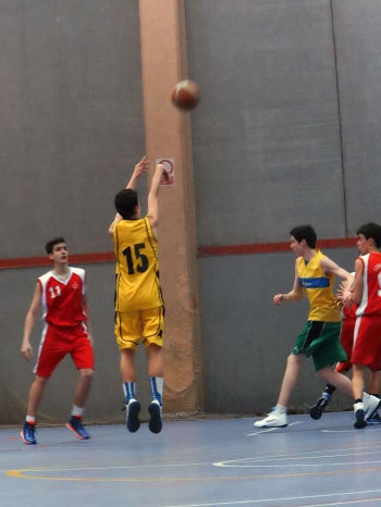 Ignacio García lanza a canasta