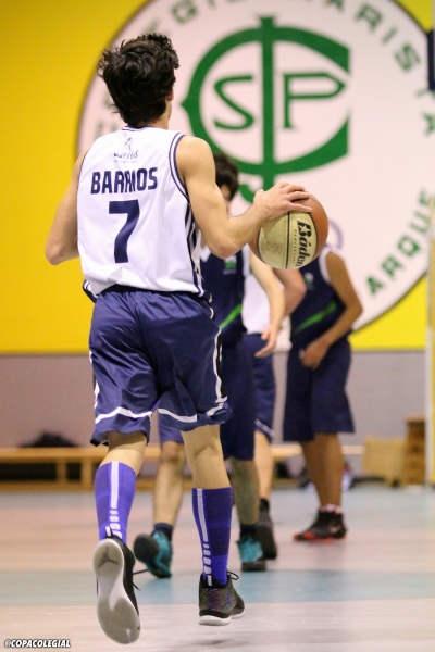 Sergio Barrios subiendo el balón