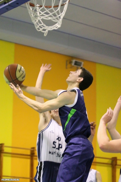 Jorge Ranz anotando una canasta