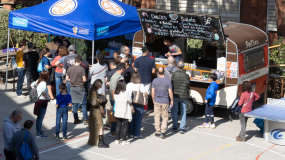 La Food-truck de Carolina no se pierde la fiesta del Olímpic: patatitas, crêpes y ¡mucho más!