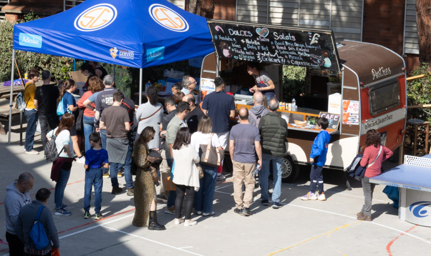 La Food-truck de Carolina no se pierde la fiesta del Olímpic: patatitas, crêpes y ¡mucho más!