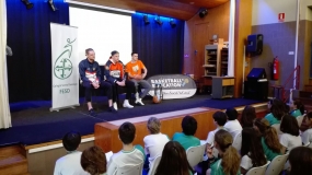 Las estrellas del Leyma Coruña educan en valores deportivos en Dominicos