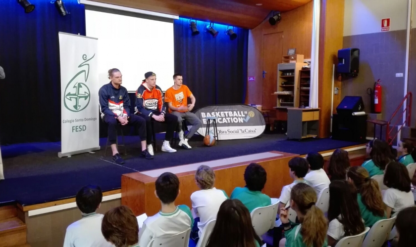 Las estrellas del Leyma Coruña educan en valores deportivos en Dominicos