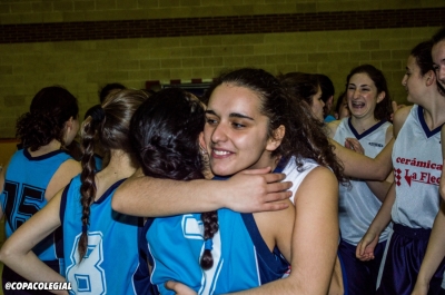 Emocionante abrazo entre rivales