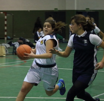 Elena Ortega Dolz atacando el aro