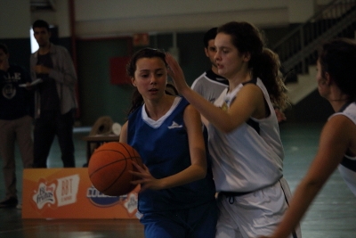 Compañía trata de romper la defensa rival