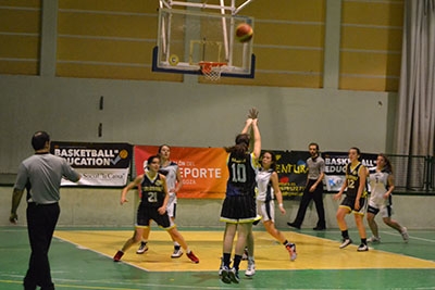 Nuria Sebastián intenta un triple