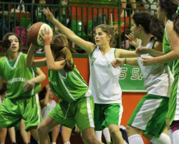 Los Sauces apretó en defensa 