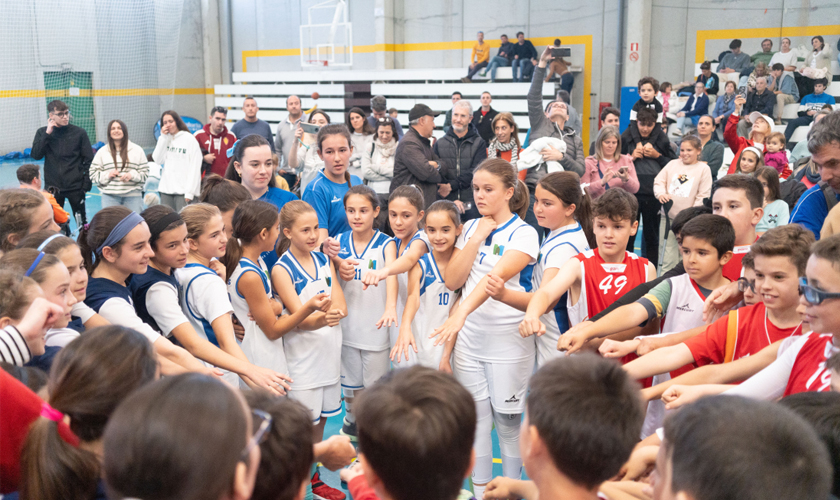 Llega el huddle total: ¡con cuatro equipos a la vez y los padres!