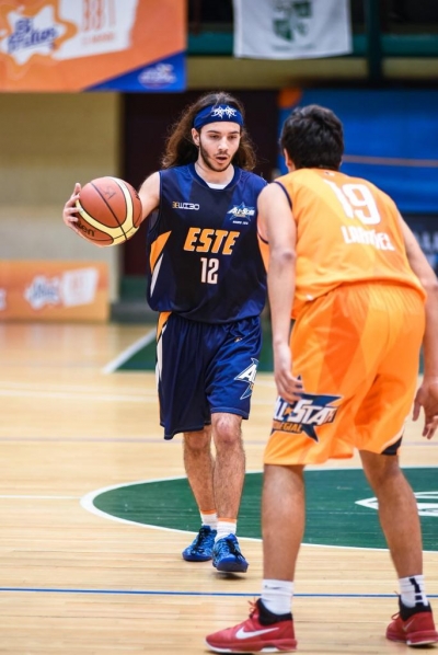 Miguel González encarando