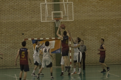 Ivanus trata de anotar para Centuriones