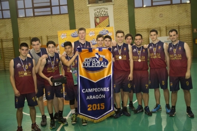 Los nuevos Campeones con su Estandarte