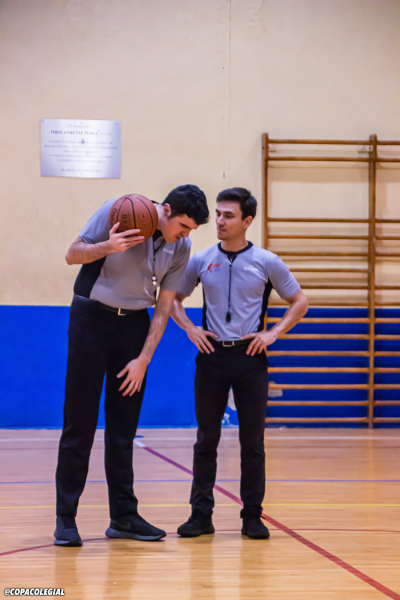 Los árbitros, dialogando