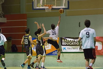 Aguilar trata de encestar