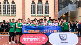 Los jugadores de Copa Colegial BCN muestran su solidaridad en el Día Mundial de la Paz