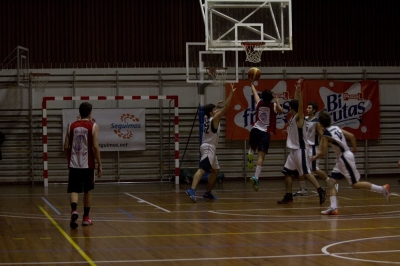 Perales trata de anotar para los Gallos